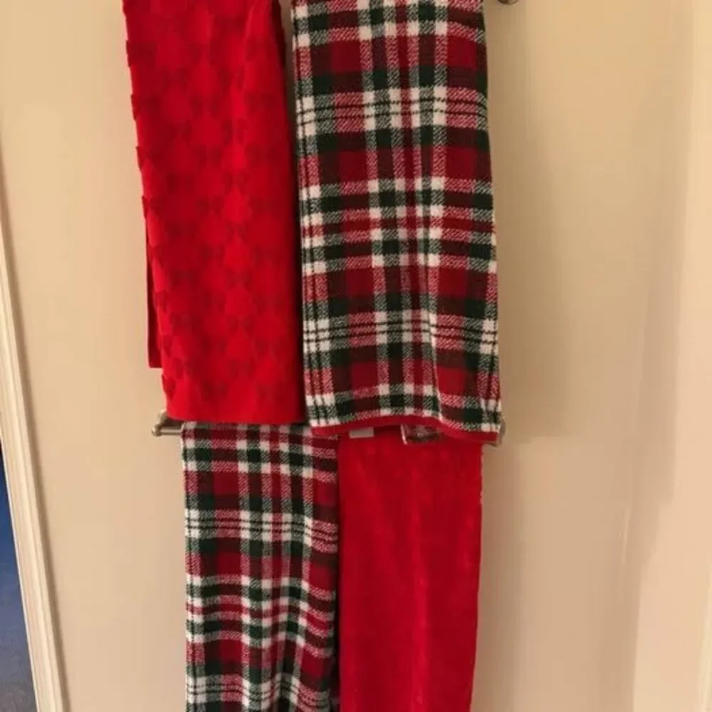 4 Christmas bath towels